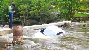 Video: Lũ lớn cuốn trôi một chiếc ô tô xuống sông ở Thái Lan