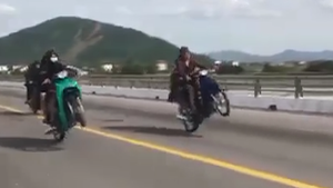 Video: Nhóm 'quái xế' bốc đầu xe với tốc độ cao... bị công an mời làm việc