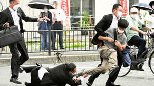 Video: Một nghi phạm bị bắt giữ tại hiện trường cựu thủ tướng Abe Shinzo bị ám sát