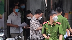 Video: Phong tỏa, khám nghiệm hiện trường vụ 2 người chết trong căn phòng thuê ở Tân Bình