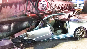 Video: Mảng bê tông lớn của đường cao tốc trên cao rơi đè bẹp ô tô, 2 người chết