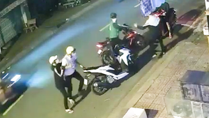 Video: Xác minh nhóm người hung hãn chặn đường, xịt hơi cay vào thanh niên đang chạy xe