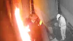 Video: Trích xuất camera, điều tra vụ người đàn ông 'đổ chất lỏng' đốt nhà trong đêm