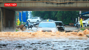 Trực tiếp: Nhiều tuyến phố ở Hà Nội ngập nặng sau mưa to sáng sớm 12-8