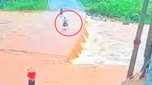Video: Đi qua ngầm tràn, một học sinh bị nước cuốn trôi ở Lào Cai