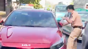 Video: CSGT truy đuổi hơn 6km bắt tài xế lái ô tô chạy quá tốc độ, vượt đèn đỏ