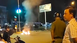 Video: Điều tra vụ hỗn chiến giữa 2 nhóm thanh niên, đốt xe máy gây náo loạn đường phố