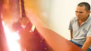 Video: Bị đuổi về khi đòi tiền, chủ nợ quay lại nhà người mượn tiền phóng hỏa