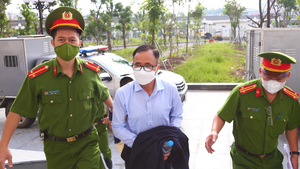 Video: Cựu bí thư, cựu chủ tịch Bình Dương hầu tòa tại Hà Nội vụ bán rẻ 43ha đất ‘vàng’