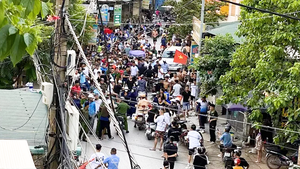 Video: Hiện trường công an vây bắt nam thanh niên nghi 'ngáo đá' cầm hung khí đòi chém người