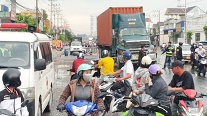 Video: Người đàn ông bị container cán tử vong ở Bình Dương