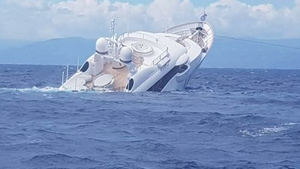 Video: Khoảnh khắc du thuyền dài 40m bị chìm ngoài khơi ở Ý