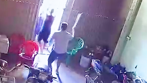 Video: Người đàn ông cầm dao dọa chém công an khi bị khám nhà vì cho vay nặng lãi