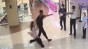 Video: Bị tung chân đạp mạnh vào ghế trong rạp chiếu phim, một phụ nữ bị chấn thương ở đầu