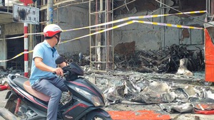 Video: Cháy cửa hàng, hàng chục chiếc xe máy bị thiêu rụi