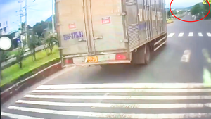 Video: Xác minh vụ xe tải vượt đèn đỏ, lao vun vút giữa dòng người đang qua đường