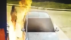 Video: Bật lửa hút thuốc khi đang bơm xăng, tài xế ô tô suýt gây họa lớn