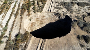 Video: Cận cảnh 'hố tử thần' sâu 200m xuất hiện gần mỏ đồng ở Chile