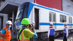Video: Đoàn tàu đầu tiên của metro số 1 TP.HCM lăn bánh thử trên đường ray