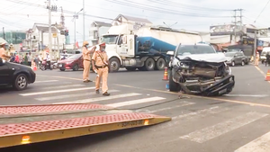 Video: Ô tô bán tải vượt đèn đỏ gây tai nạn trước mặt cảnh sát giao thông