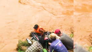 Video: Tìm thấy thi thể nam sinh bị nước cuốn trôi khi dắt xe máy qua suối giúp chị