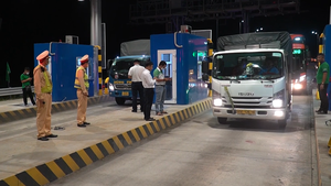 Video: Cao tốc Trung Lương - Mỹ Thuận thu phí không dừng, nhiều xe được hỗ trợ dán thẻ giữa đêm