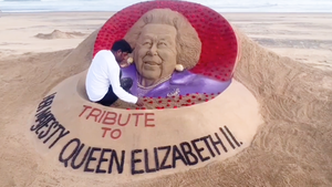 Video: Nghệ sĩ điêu khắc chân dung Nữ hoàng Elizabeth II trên cát để bày tỏ lòng tôn kính