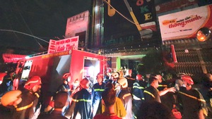 Video: Quán karaoke 1 trệt, 3 lầu ở Đồng Nai bất ngờ bốc cháy, nhiều người tháo chạy thoát thân