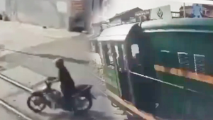 Video: Trích xuất camera vụ người đàn ông băng qua đường ngang khi barie tự động đã hạ, bị tàu hỏa tông chết