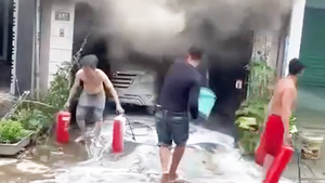 Video: Xe máy điện bốc cháy rồi lan sang thiêu rụi ôtô đậu trong nhà ở Thủ Đức