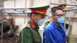 Video: Áp giải bị cáo Nhâm Hoàng Khang đến phiên tòa sáng 14-9