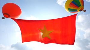 Video: Ấn tượng quốc kỳ Việt Nam được khinh khí cầu kéo lên bầu trời TP.HCM trong ngày lễ Quốc khánh