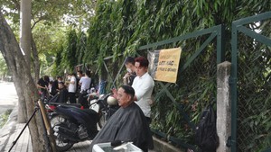 Góc nhìn trưa nay | Ấm lòng với tiệm cắt tóc 0 đồng trên vỉa hè