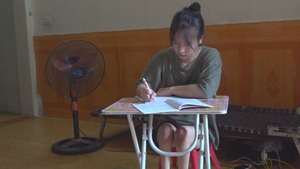 Video: Cô nữ sinh hơn chục năm tìm chữ trên đôi chân của mẹ