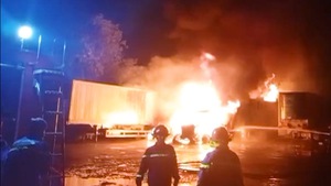 Video: Cháy bãi đậu xe lúc giữa đêm, 3 xe container chứa vỏ bình gas bị thiêu rụi
