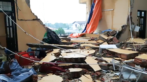 Video: Cận cảnh trận lốc xoáy trước bão khiến nhiều nhà dân tan hoang