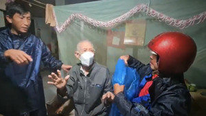 Video: Kiên trì vận động cụ ông 95 tuổi nhà ở cửa biển, đi trú bão số 4
