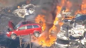 Video: Bãi phế liệu bốc cháy dữ dội, nhiều ô tô bị thiêu rụi ở Mỹ