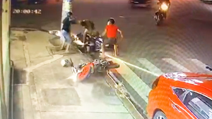 Vieo: Một người giằng co quyết liệt với hai tên trộm xe máy, bị chống trả bằng dao