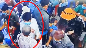 Video: Trinh sát cùng bảo vệ Bệnh viện Chợ Rẫy bắt quả tang hai người móc túi bệnh nhân