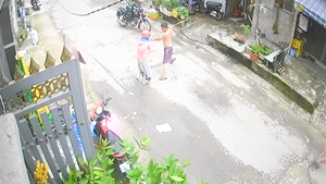 Video: Người đàn ông cầm gậy đánh phụ nữ vì liên quan đến một con chó