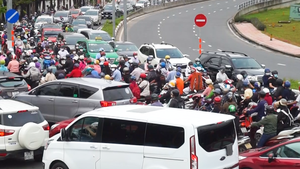 Video: Kẹt xe trong buổi sáng đầu tiên cấm đi qua cầu vượt Nguyễn Hữu Cảnh