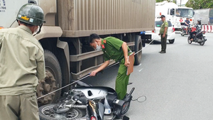 Video: Va chạm với xe tải tại trạm thu phí Lái Thiêu, nữ sinh đi máy tử vong