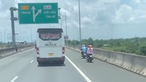 Video: 2 người đi xe máy lạc đường vào cao tốc TP.HCM - Trung Lương, được ‘dìu’ ra an toàn