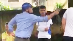 Video: Tạm dừng đứng lớp thầy giáo dùng thước và nón bảo hiểm đánh 2 học sinh