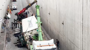Video: Phong tỏa hầm chui ngã tư Vũng Tàu xử lý sự cố lật xe container