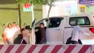 Video: Tài xế xe bán tải kéo lê xe máy tóe lửa cả km, người dân đuổi theo đánh nhập viện