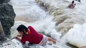 Video: Nữ du khách chụp ảnh trên biển bị sóng lớn quật vào bãi đá