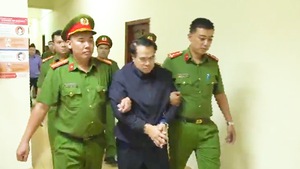 Video: Cơ quan điều tra đọc lệnh bắt cục trưởng Cục Đăng kiểm Việt Nam Đặng Việt Hà