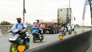 Video: Công an xác minh vụ xe đầu kéo chạy ngược chiều trên cầu ở Thủ Đức